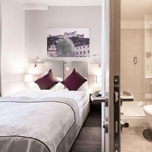 Basic Kamer met een King Size Bed